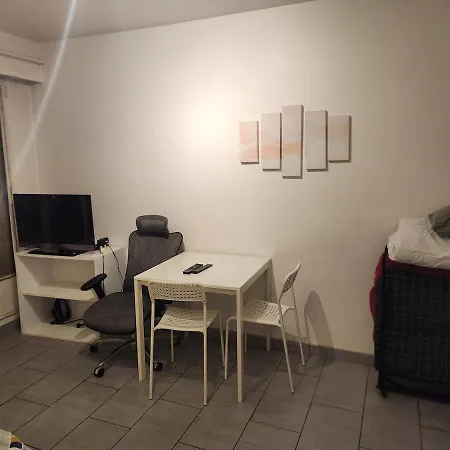 Petit Proche Metro Alesia *